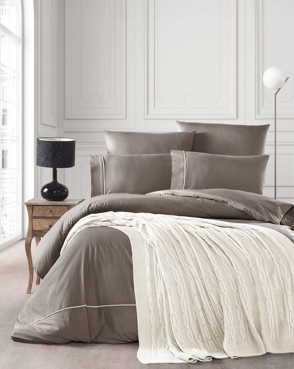 Brązowa pościel 200x220 satyna z białą narzutą na łóżko NIRVANA SALSA CREAM