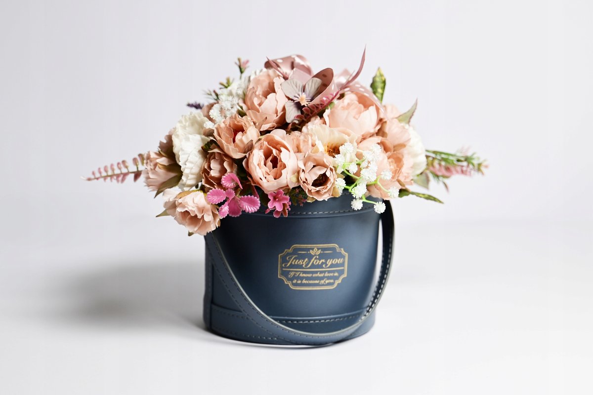 Kompozycja sztuczne Kwiaty Prezent w materiałowym pojemniku