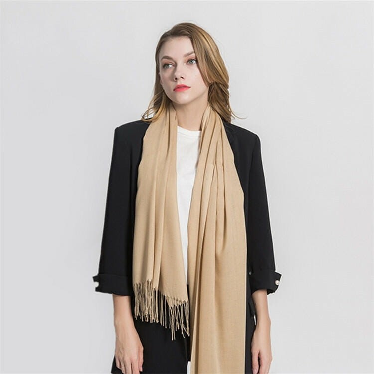 Karmelowy szalik damski gładki cashmere frędzle SZA-68