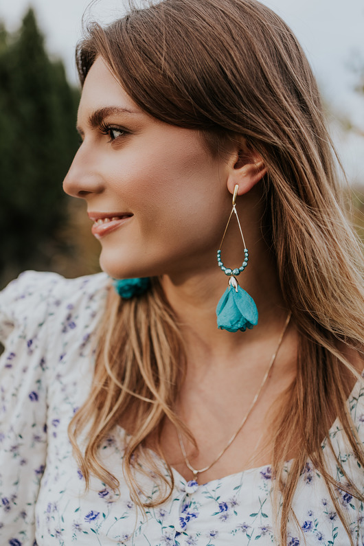 Turkusowe szmaragdowe kolczyki kwiaty