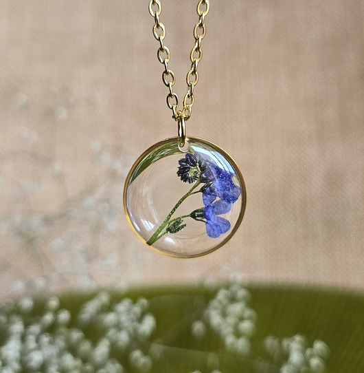 Niezapominajki złoty wisiorek złota zawieszka niebieska