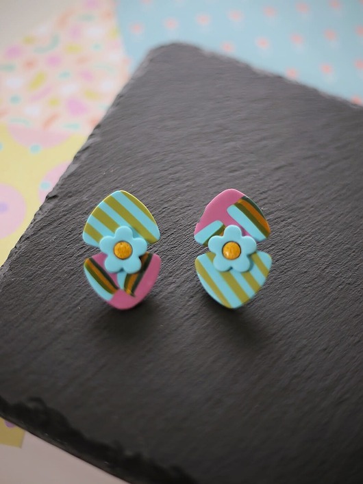 Wiosenne trójkąty kolczyki kwiatki na sztyfcie