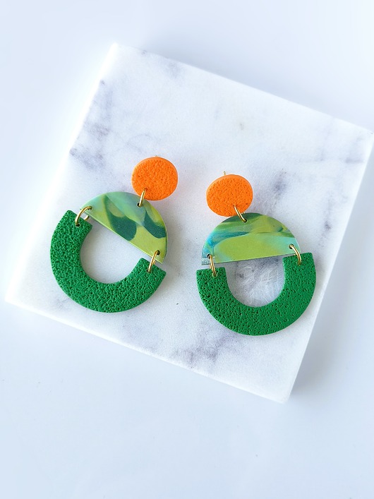 Wiszące kolczyki geometryczne z zielonym łukiem
