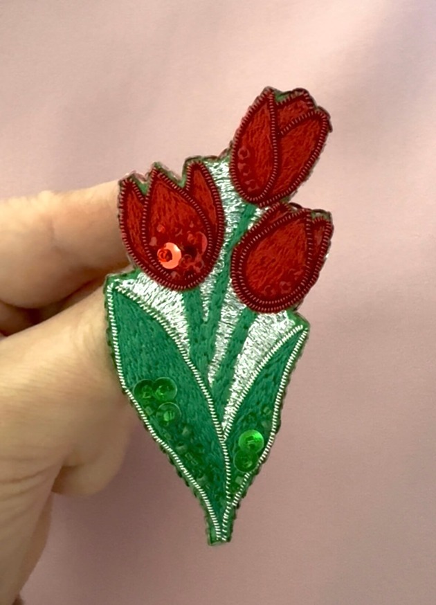 Broszka haftowana Tulipany