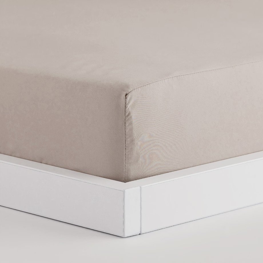Beżowe prześcieradło z gumką 140x200 cm home&you micros mikrofibra beż