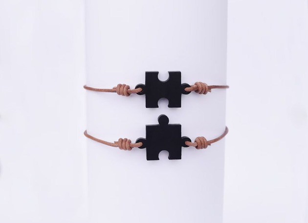 Para pasujących bransoletek z drewnianymi puzzlami, bransoletka z puzzlem