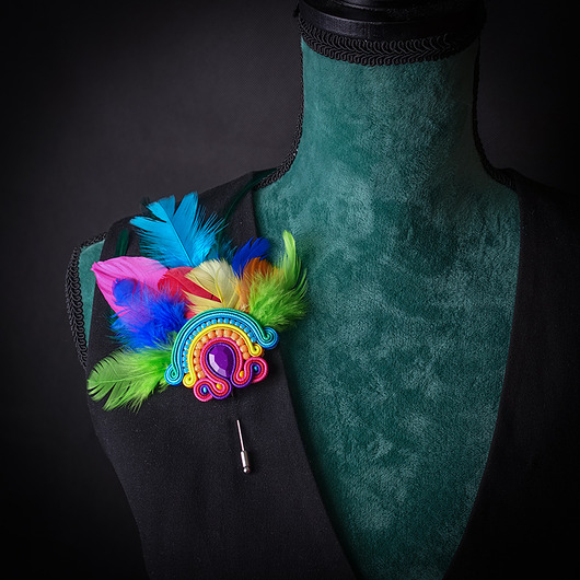 Kolorowa broszka soutache z piórami