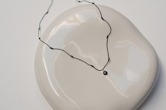 Subtelny wisiorek z czarnych Spineli