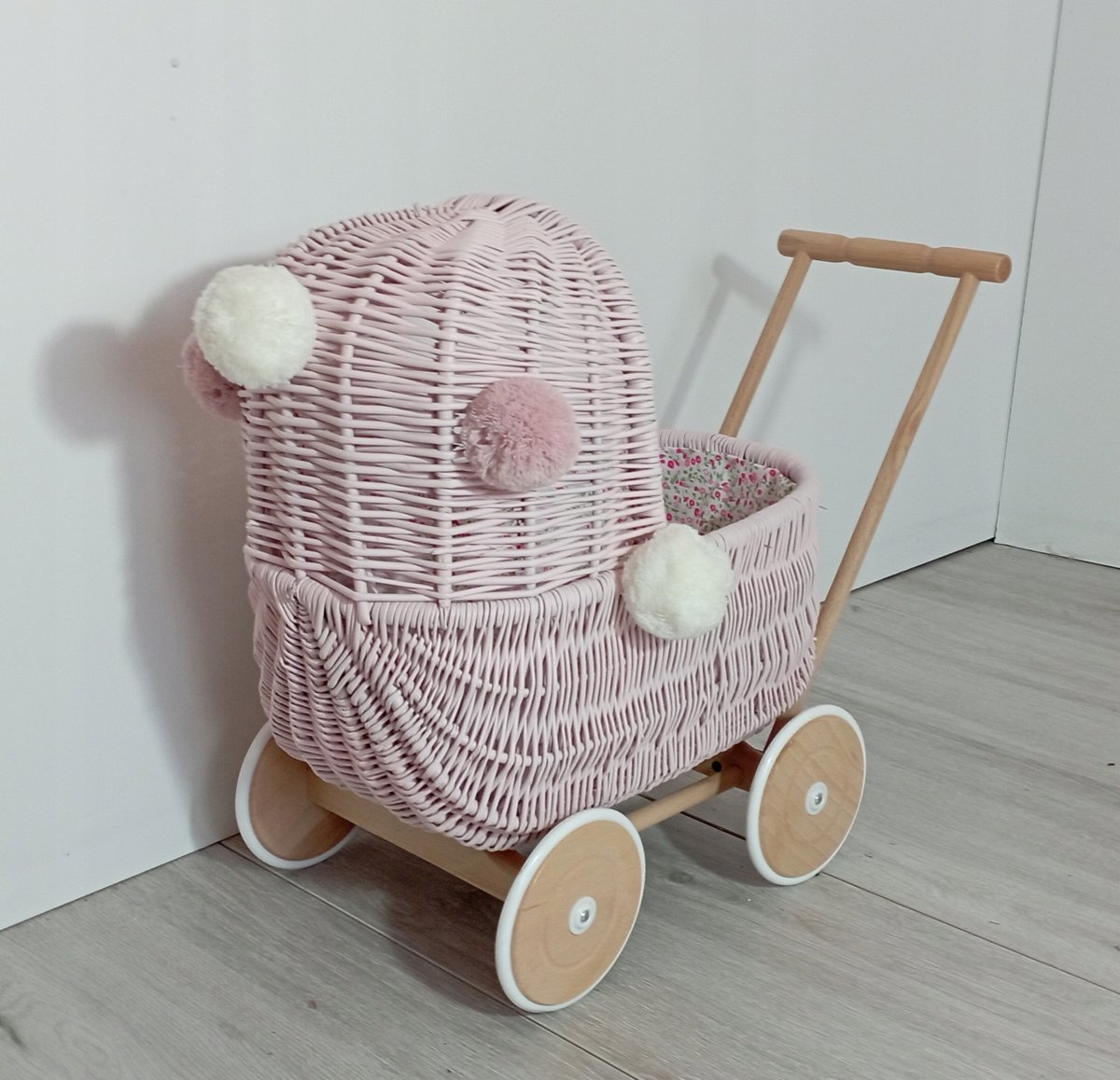 Wózek wiklinowy dla lalek RÓŻOWY pchacz z pościelą i pomponami