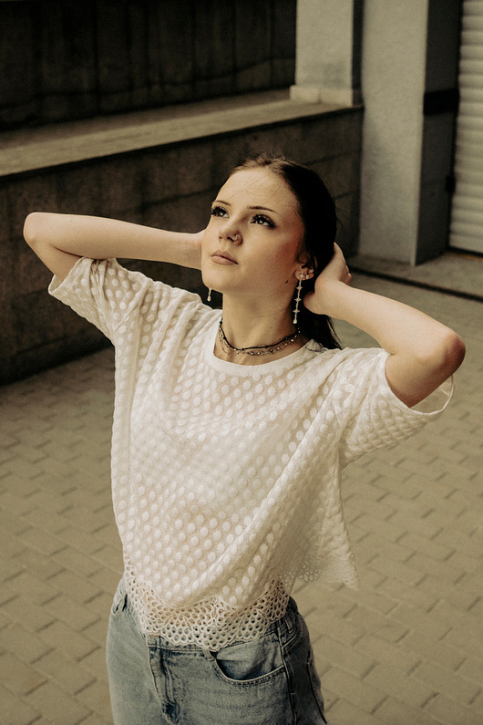 Krótki T-shirt w groszki z koronką