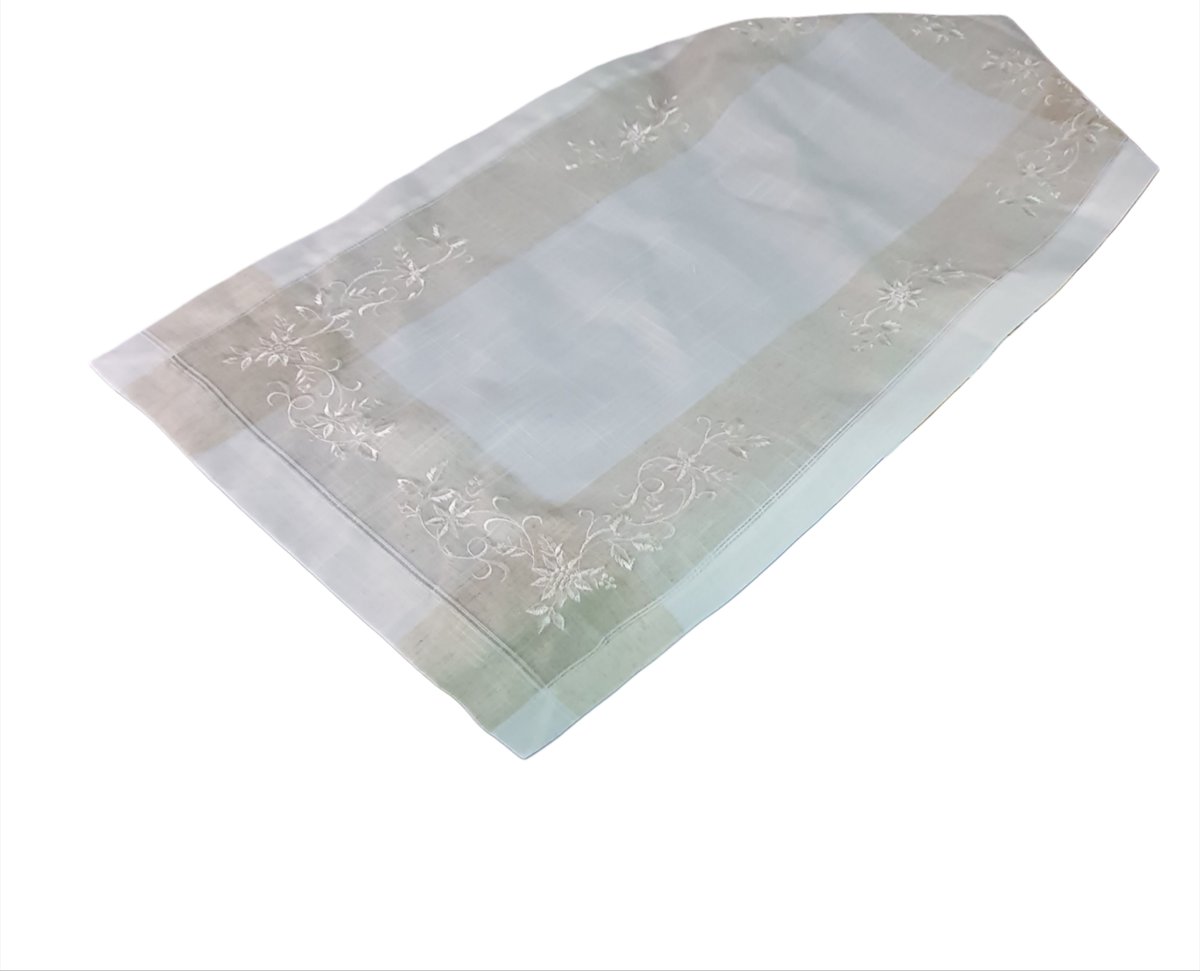 BI00624 Piekny Lniany Bieżnik z delikatnym Haftem 60x120 cm