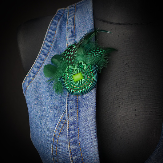 Zielona broszka soutache z piórami