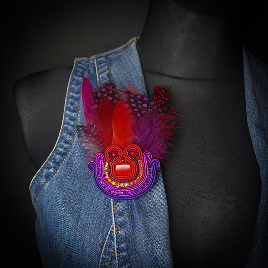 Barwna broszka soutache z piórami
