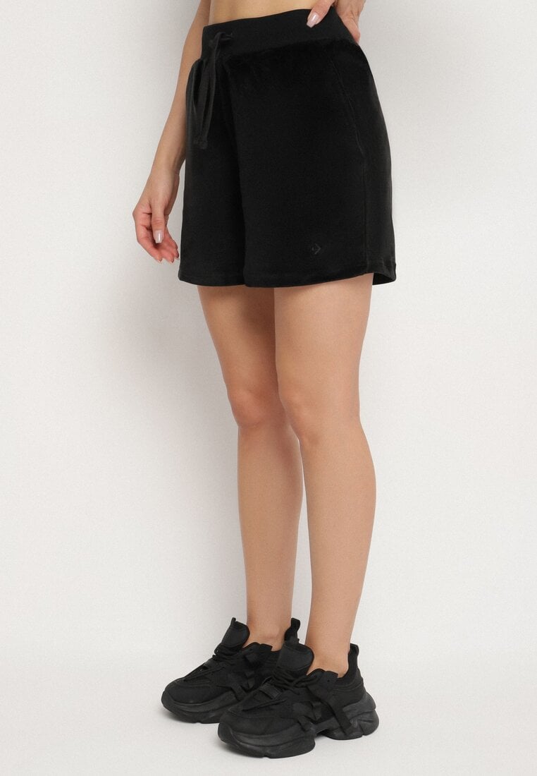 Czarne Welurowe Szorty Ozdobione Wiązaniem Ralladia