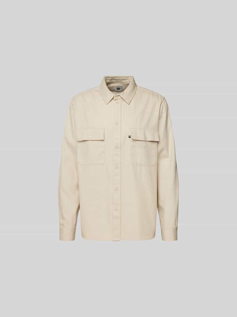 Koszula casualowa o kroju relaxed fit z kieszenią na piersi