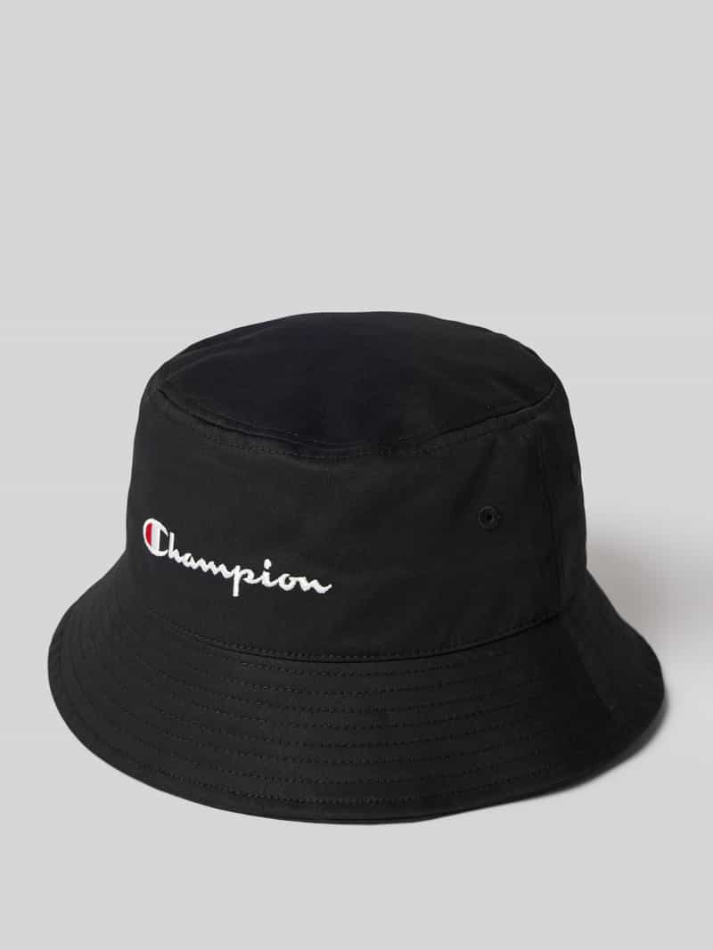 Czapka typu bucket hat z wyhaftowanym logo