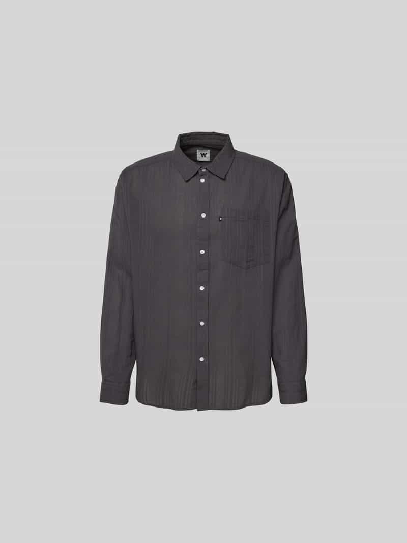 Koszula casualowa o kroju relaxed fit z kieszenią na piersi