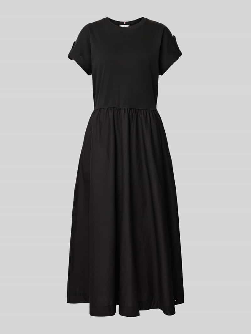 Sukienka midi Fit-and-Flare ze złotymi guzikami