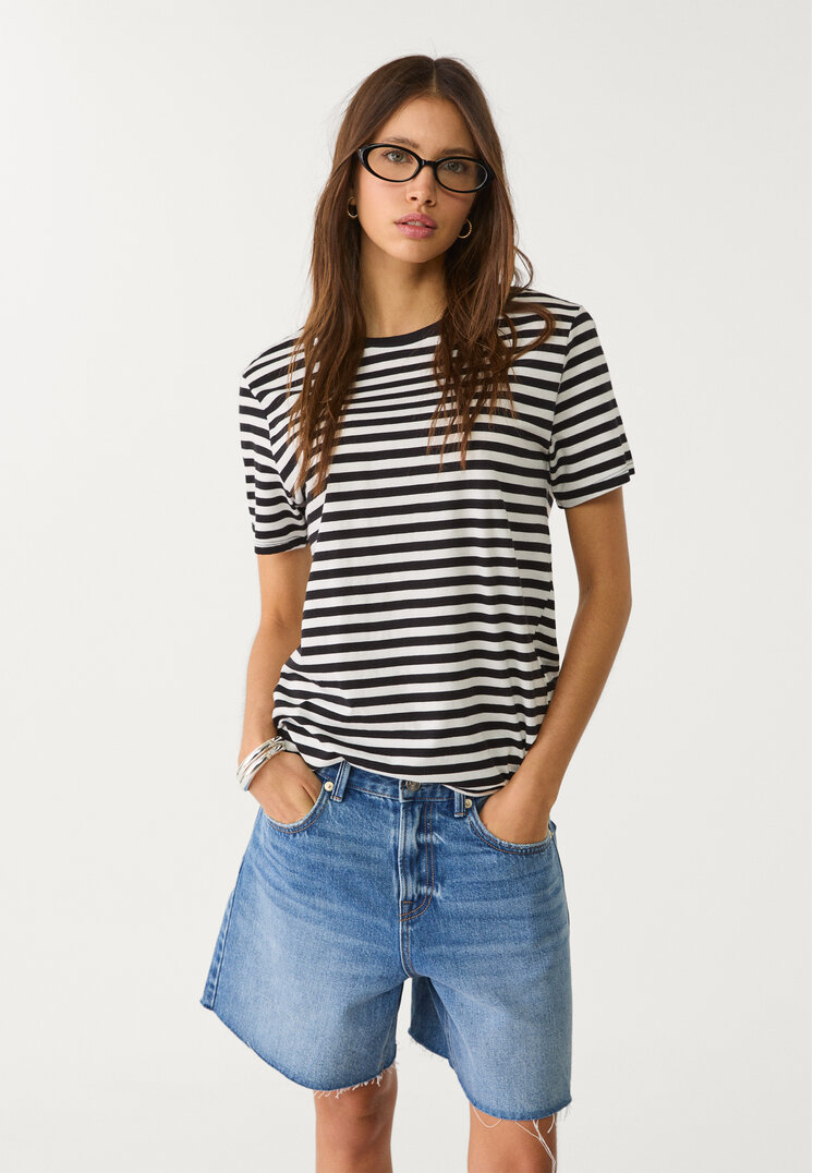 Stradivarius Koszulka basic regular fit w paski z okrągłym dekoltem Czarny L