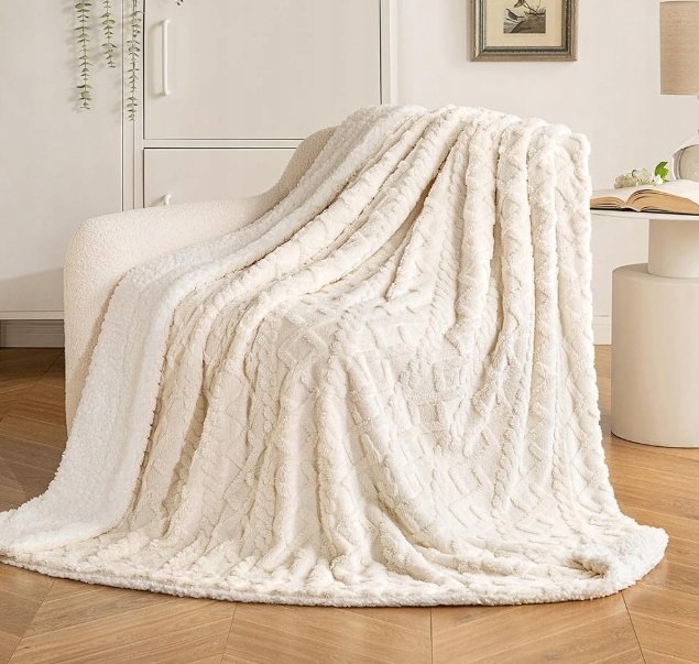 Przytulny Koc na Sofę Puszysty Koc Jagnięcy 130 x 150 cm, Jasnobeżowy