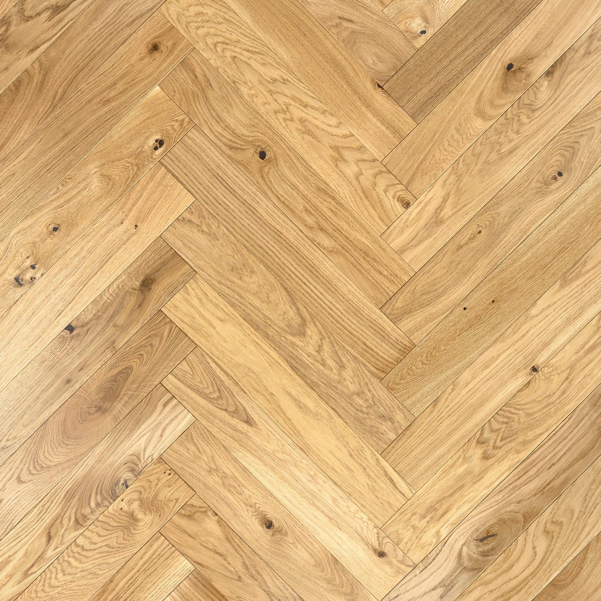 Lareco Podłoga drewniana lita jodełka klasyczna Dąb Złoty Rustic lakierowany szczotkowany 15x90x600 mm