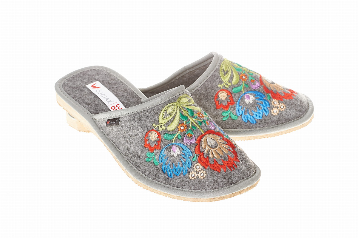 Pantofle damskie Wójciak, klin o wysokości 1,5 cm, ozdobny haft. Model 126