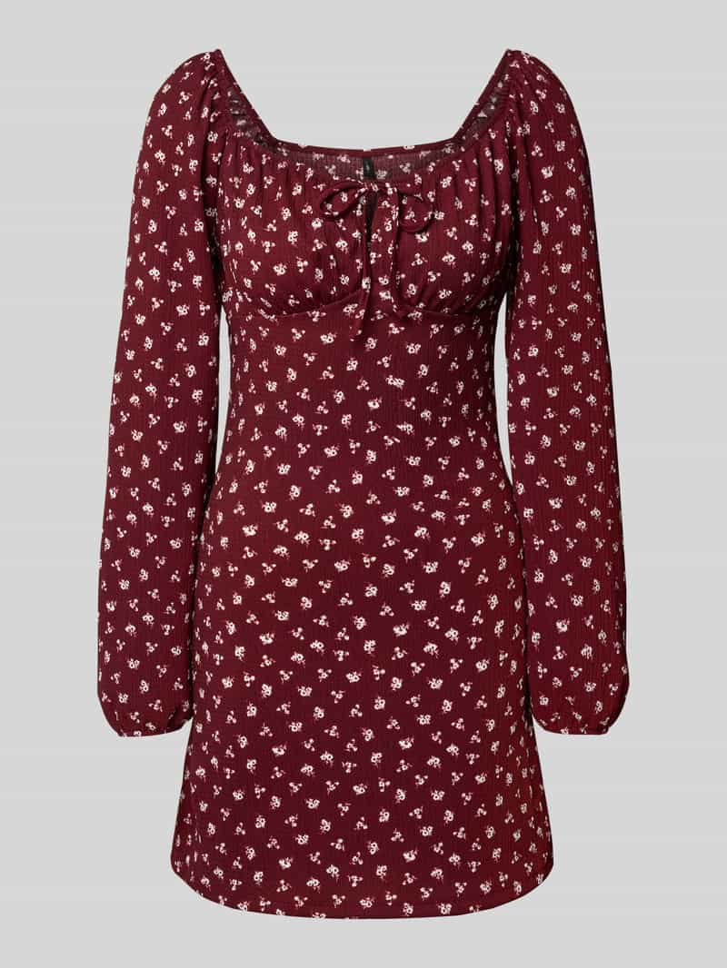 Sukienka mini taliowana z fakturowanym wzorem model ‘HILLARY’