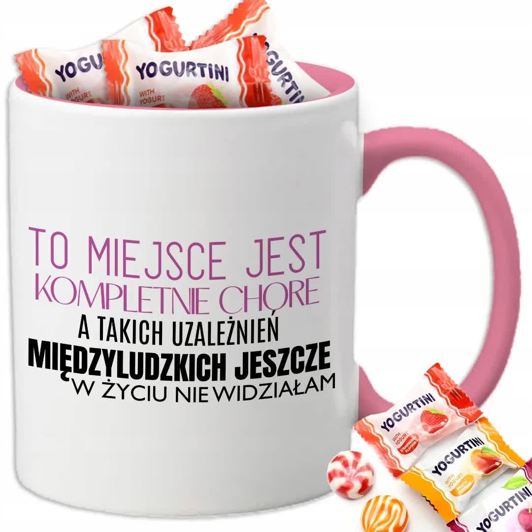 Kubek Różowe Ucho Wnętrze TO MIEJSCE JEST KOMPLETNIE CHORE + 8 Cukierków Wz