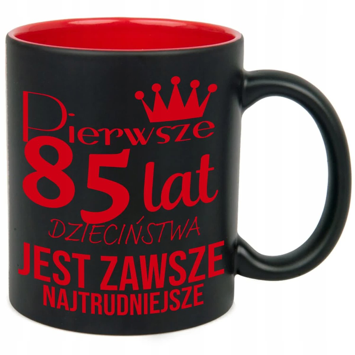 KUBEK GRAWER CZERW PREZNET URODZINY PIERWSZE 85 LAT JEST NAJTRUDNIEJSZE WZ