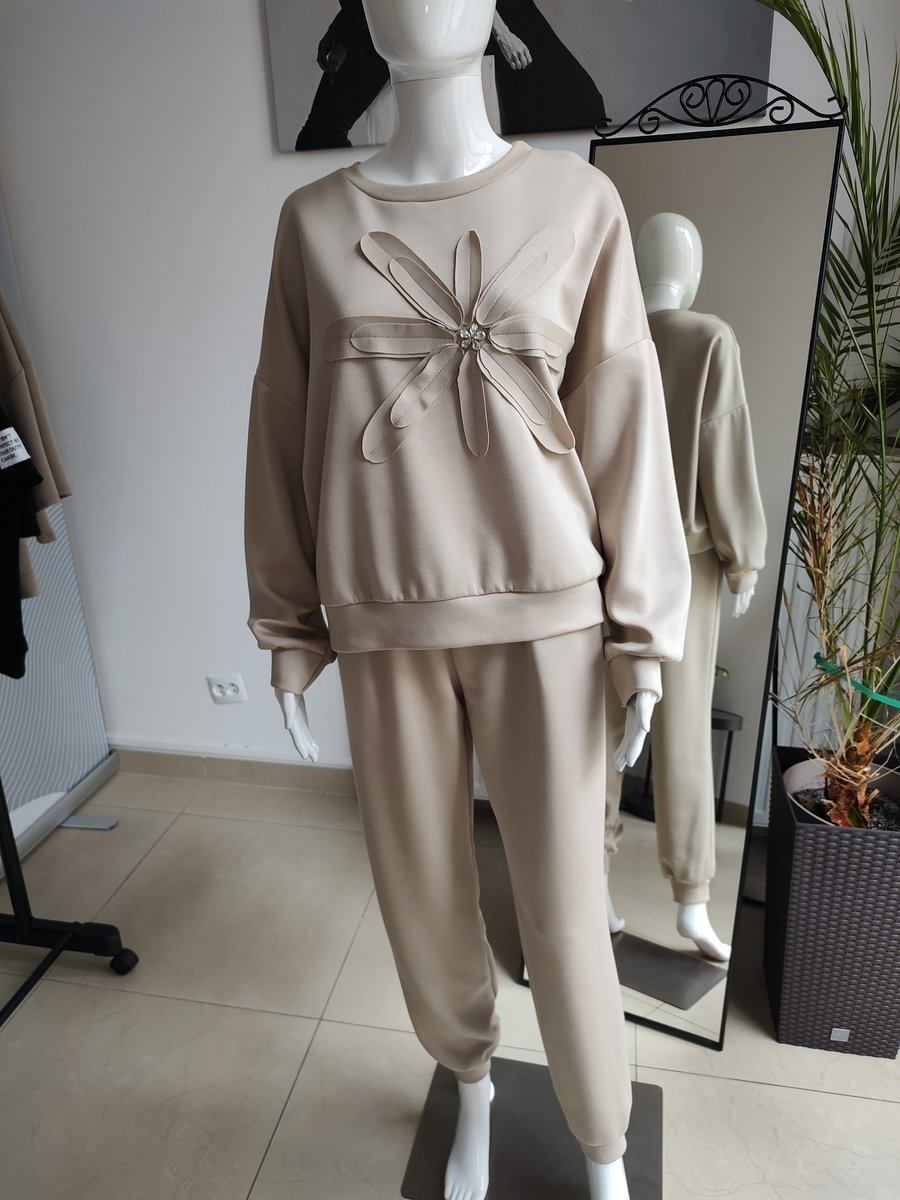 Masełkowy dres z kwiatkiem - beżowy One size