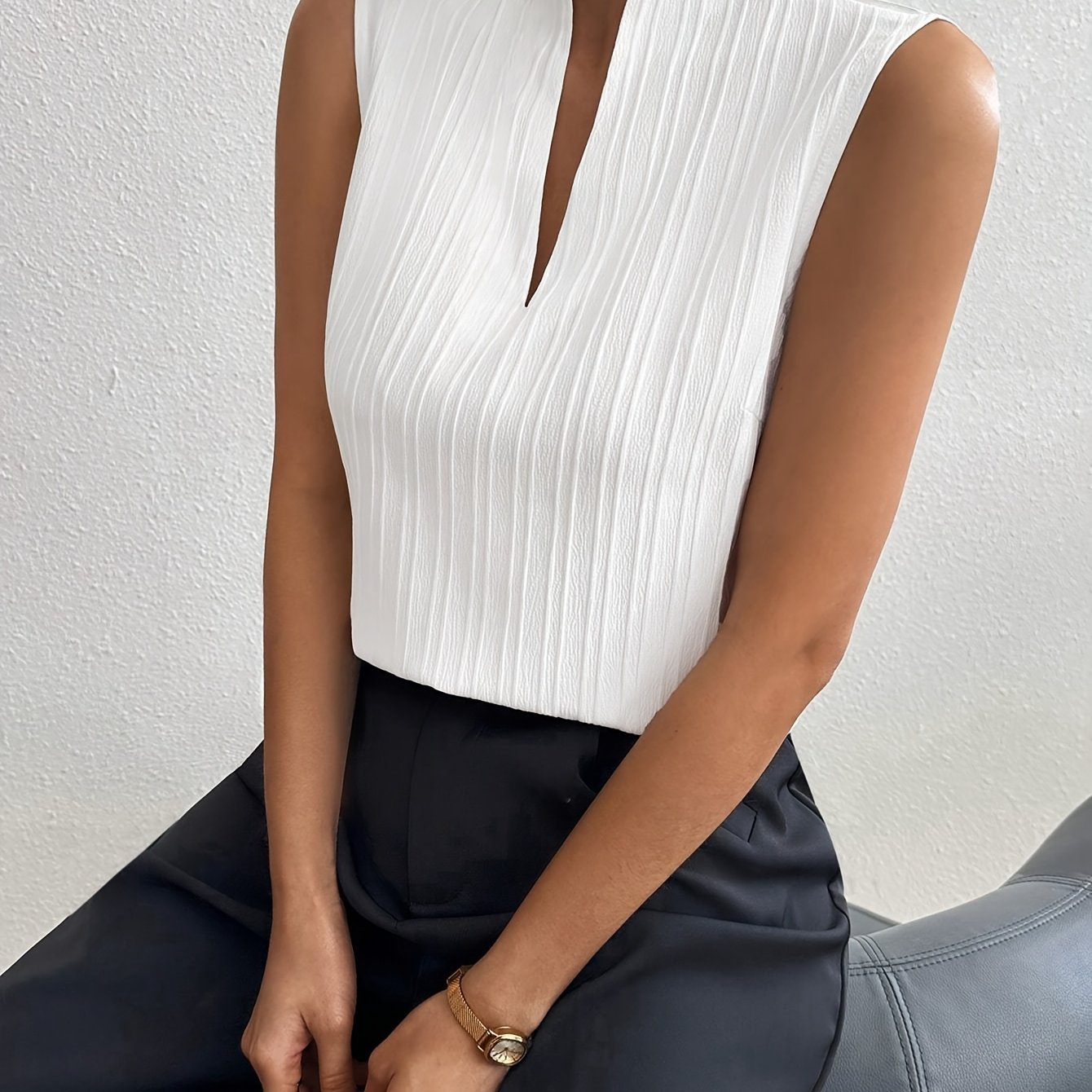 TEMU Ta koszulka bez rękawów z wysokim dekoltem charakteryzuje się teksturowanym wzorem w stylu francuskim, idealna do noszenia na wakacjach w stylu