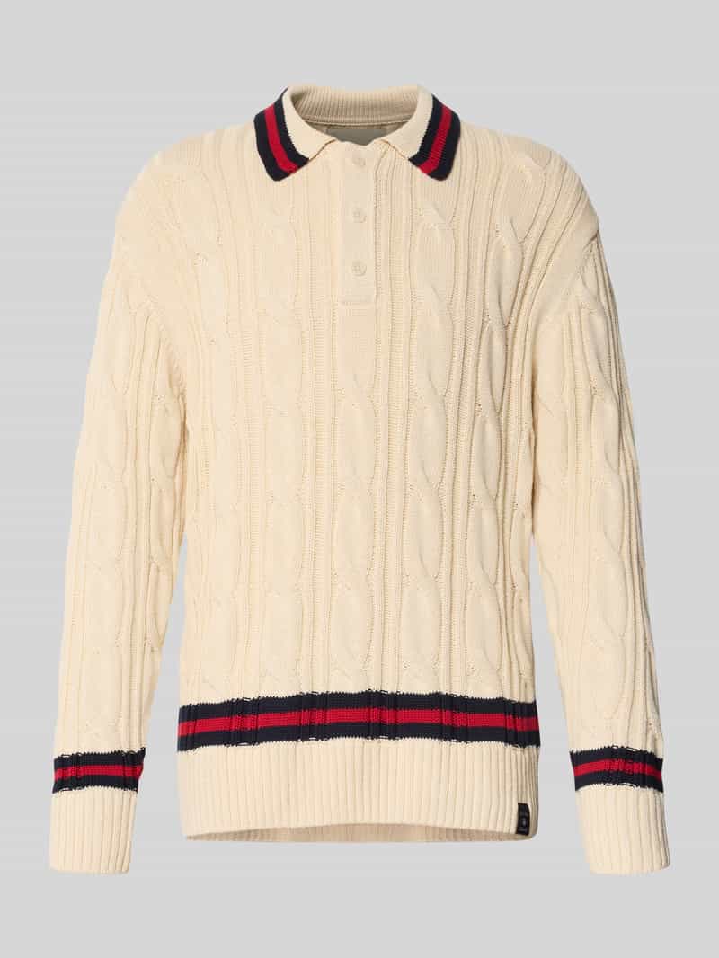Sweter z dzianiny ze ściegiem warkoczowym i kołnierzykiem polo