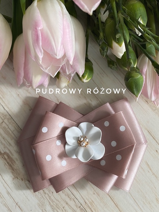 Pudrowa Brosza z białym kwiatem 3d NOWOŚĆ