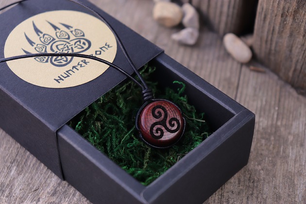 Naszyjnik celtycki z drewna