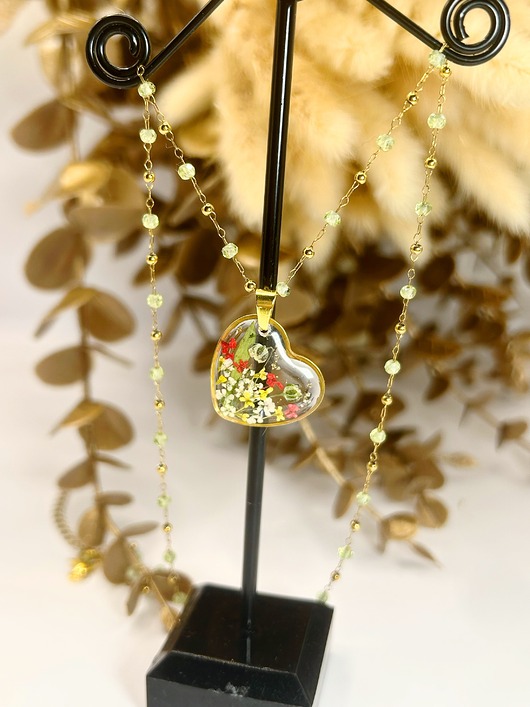 Piękny naszyjnik Serce z kwiatami na łańcuszku z zielonym turmalinem