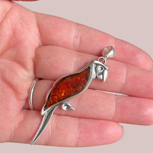Wisiorek srebrny papużka z bursztynem