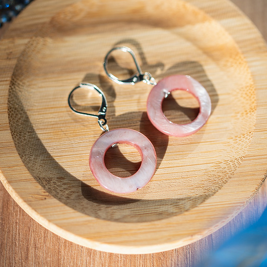 Różowe kolczyki z masy perłowej