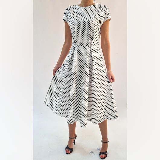 Letnia sukienka w groszki z satyny bawełnianej