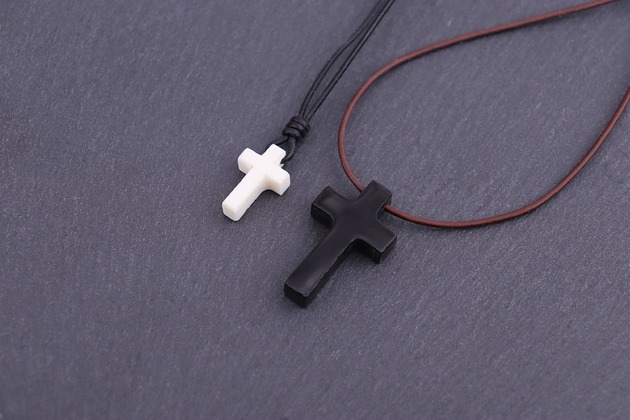 Naszyjnik z czarnym krzyżem z rogu - minimalistyczny prezent chrześcijański