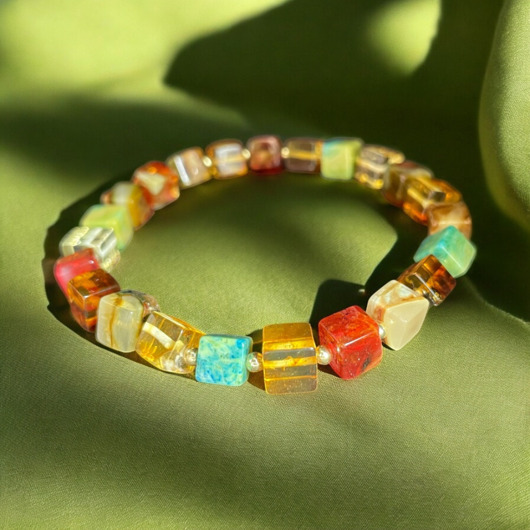 Kolorowa bransoletka z bursztynu na gumce