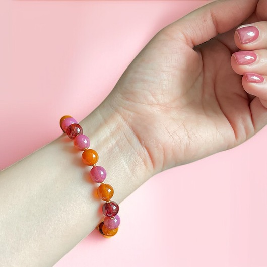 Kolorowa bransoletka z bursztynu na gumce