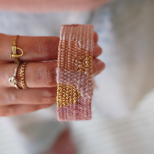 Bransoletka handmade, ręcznie robiona na krośnie w odcieniach różu