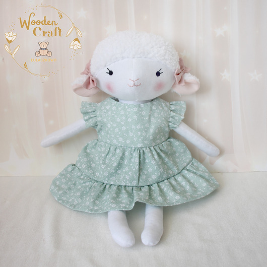Owieczka Luna przytulanka w miętowej sukieneczce w kwiatuszki