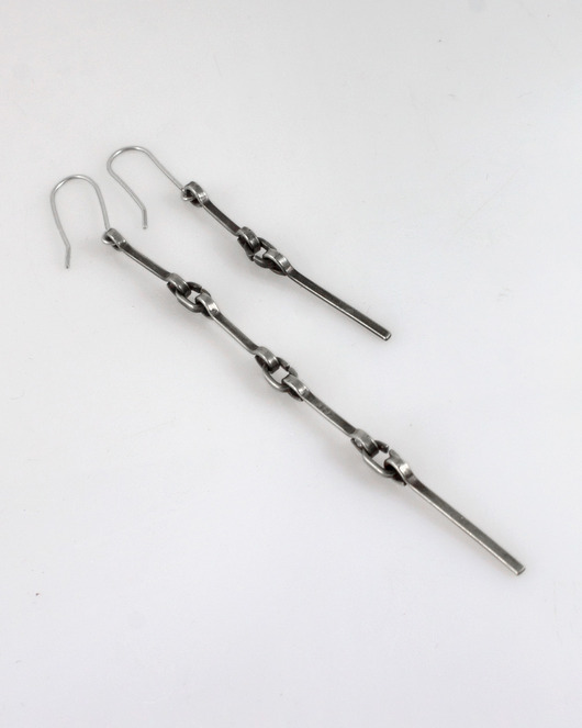 Łańcuch - asymetryczne srebrne wiszące kolczyki lub klipsy