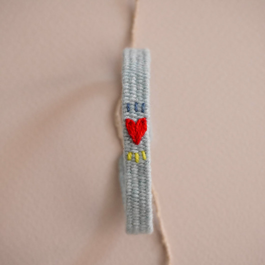 Bransoletka handmade z haftowanym serduszkiem, niebieska