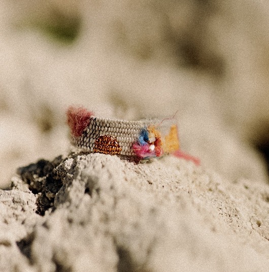 Ręcznie tkana bransoletka z kwiatuszkiem