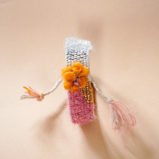 Ręcznie tkana bransoletka z kwiatuszkiem