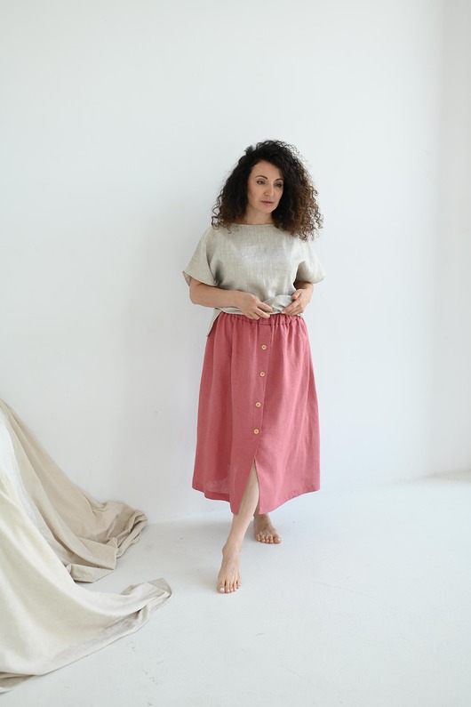 Różowa lniana spódnica z guzikami
