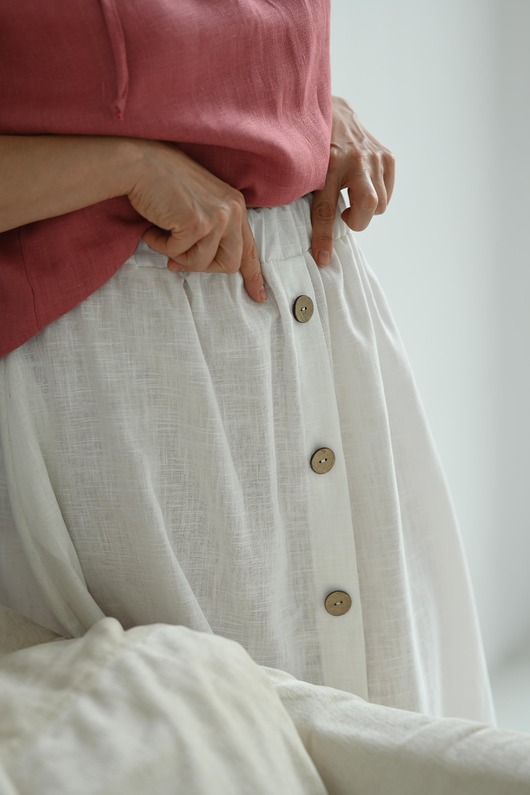 Biała lniana spódnica z guzikami