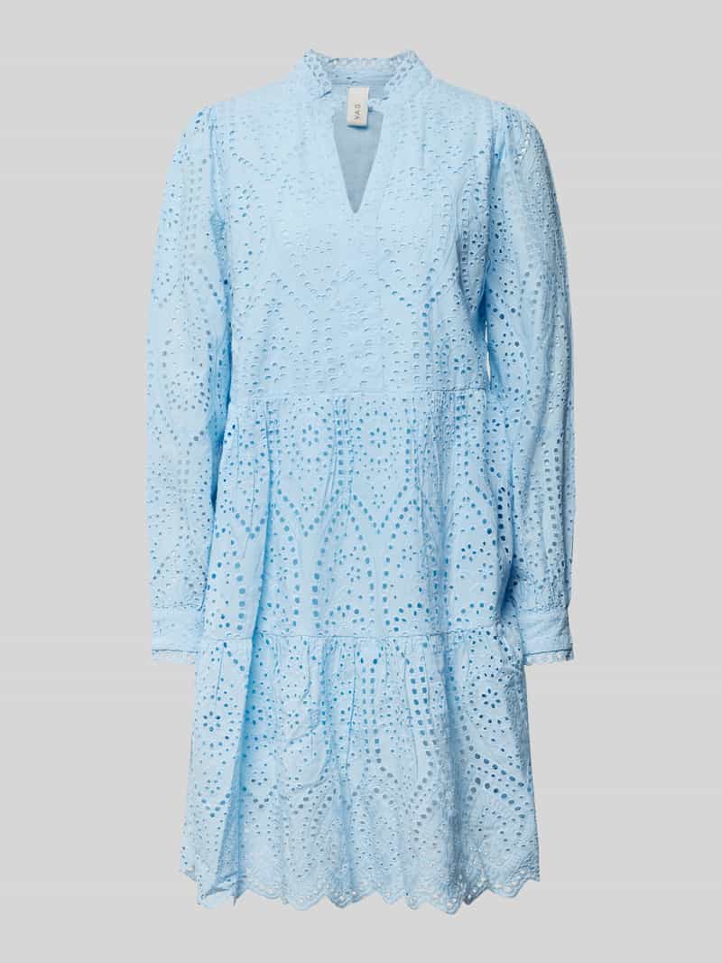 Sukienka o długości do kolan z haftem angielskim model ‘Holi’